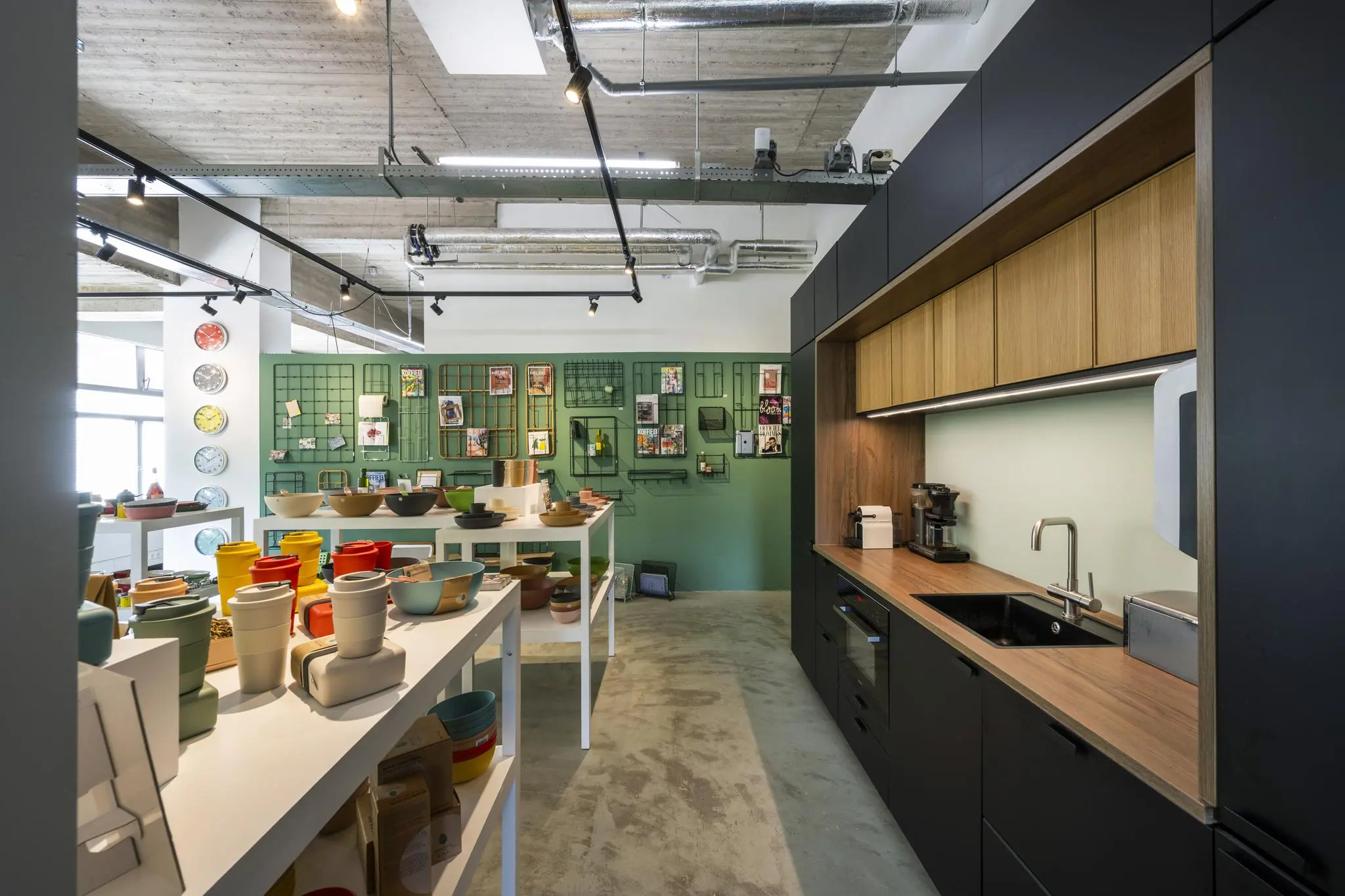 Moderne showroom met keukenopstelling en kleurrijk keukenservies aan de Van Leijenberghlaan.